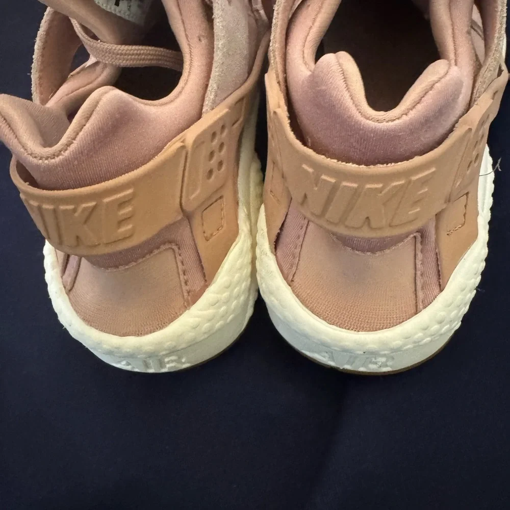 EUC Women’s Nike Sunset Tint Huarache  2017 Size 7.5